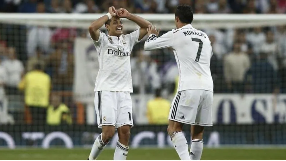 Cristiano Ronaldo celebra un gol de Chicharito