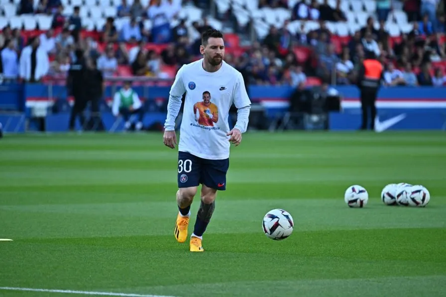 TWITTER: @PSG_inside Lionel Messi con playera en homenaje a Sergio Rico