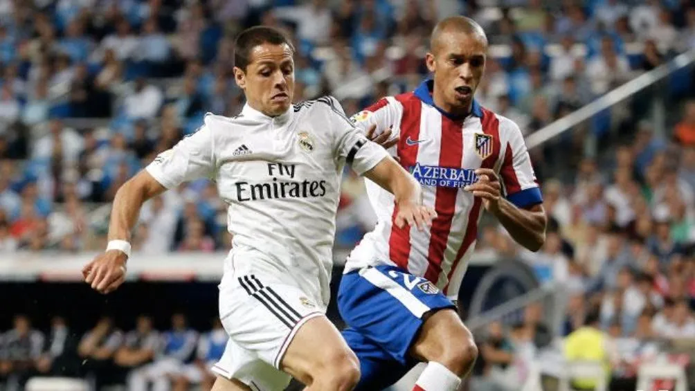 Chicharito en un duelo ante el Atlético de Madrid