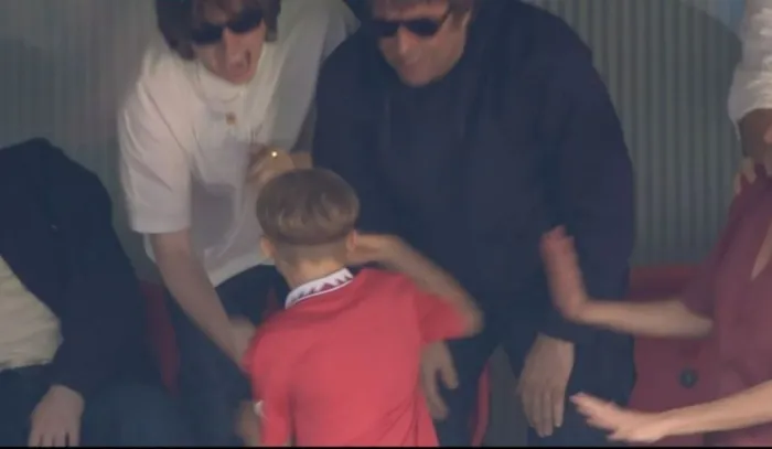 CAPTURA DE PANTALLA BBC Liam Gallagher se burla de niño seguidor del Manchester United
