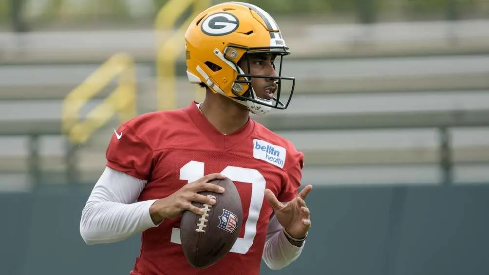 El mariscal buscará que no extrañen a Rodgers