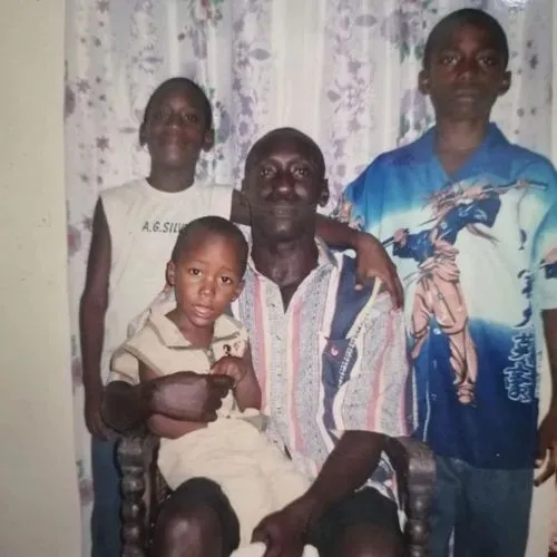 Randy Arozarena con su papá y sus hermanos