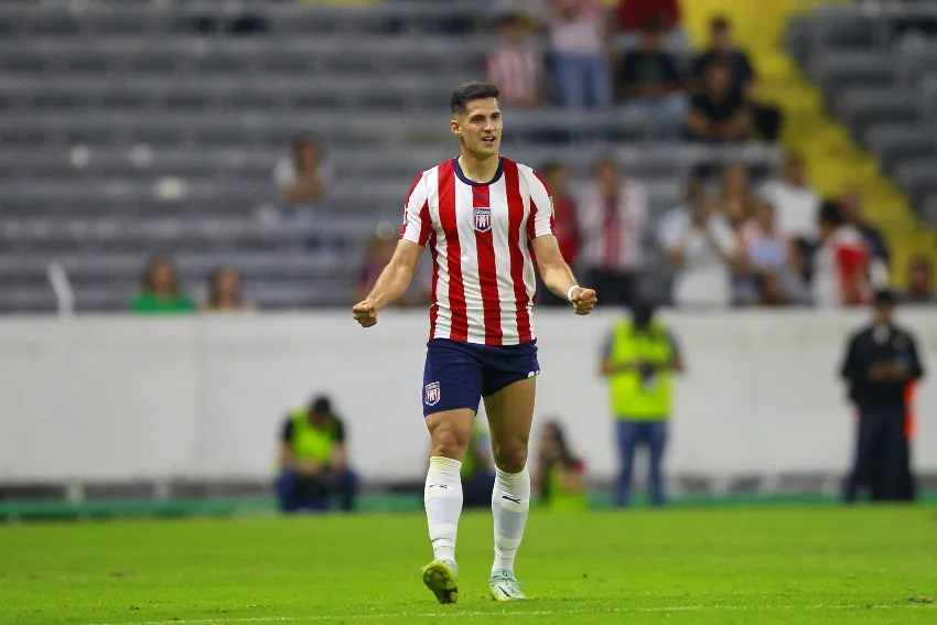 Tepa en un partido de Chivas