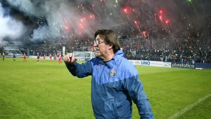 Berti dirigiendo en el juego con los fuegos artificiales de fondo