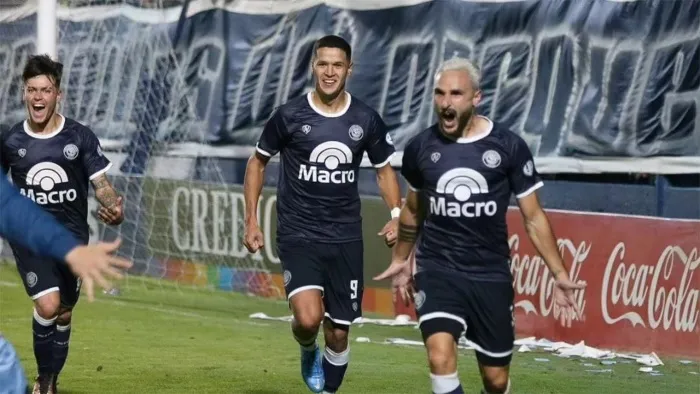 Elordi festeja su gol durante el partido