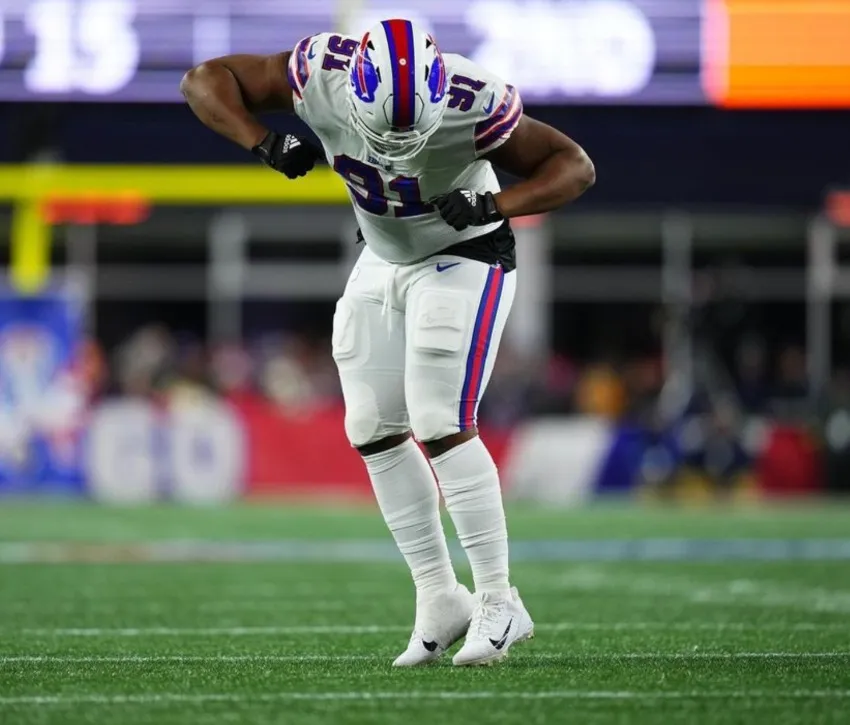 Ed Oliver extendió contrato con Bills