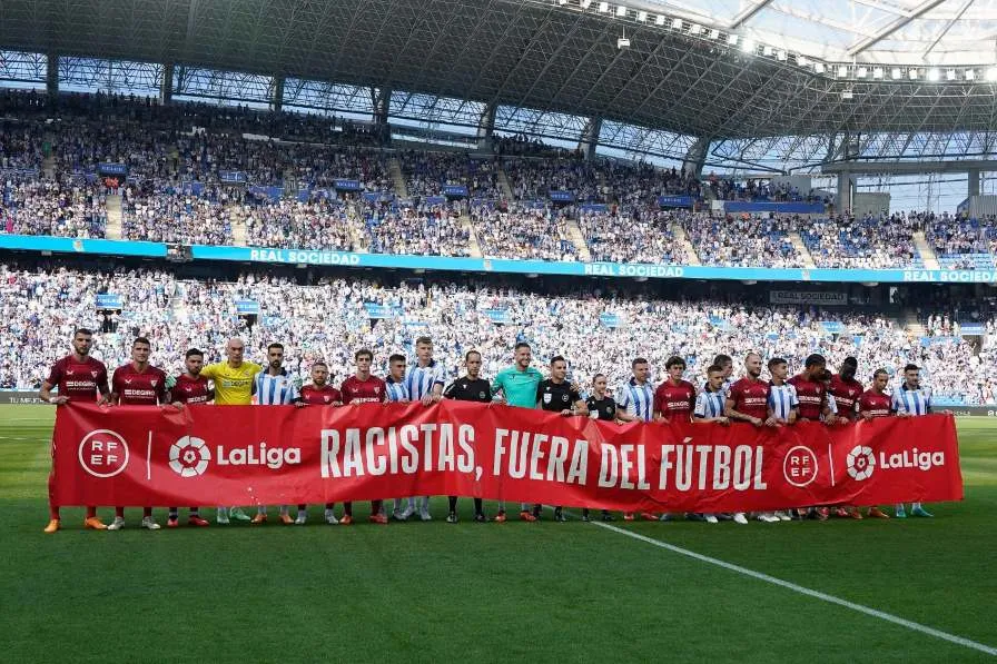 Jugadores del Sevilla y Real Sociedad