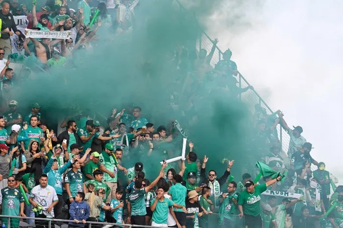 Afición de León festeja el gol