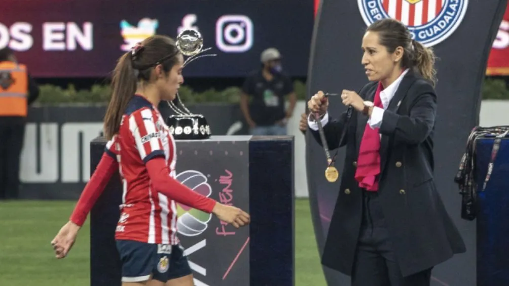 Gutierrez en la entrega de trofeos de la Liga MX Femenil