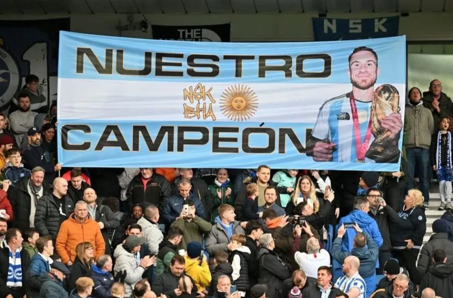 Aficionados del Brighton en homenaje a Mac Allister