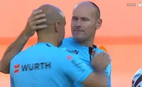 Mateu Lahoz, árbitro emblemático de España, se retira del futbol profesional