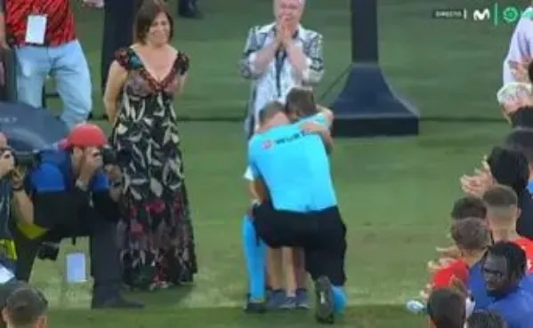 Mateu Lahoz, árbitro emblemático de España, se retira del futbol profesional