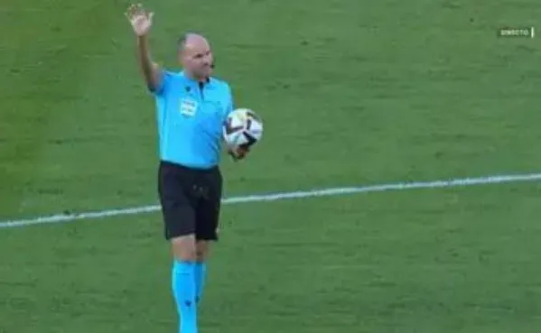 Mateu Lahoz, árbitro emblemático de España, se retira del futbol profesional