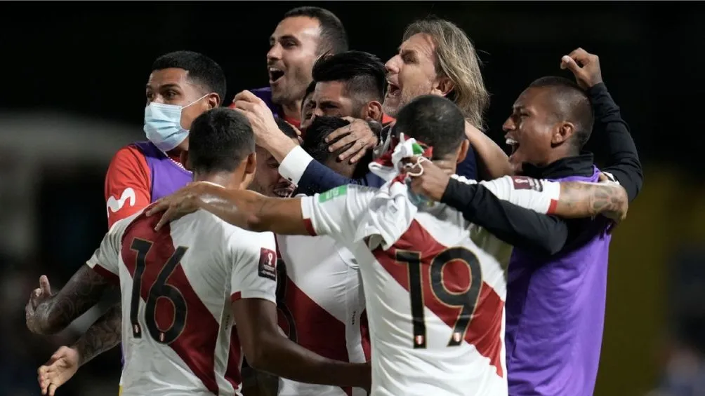 AP Gareca festejando un triunfo con Perú