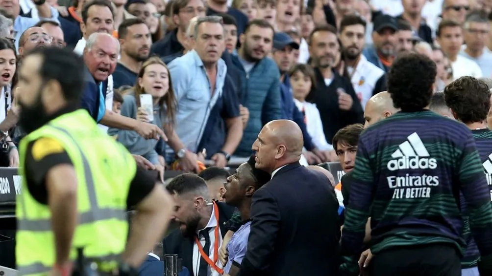 La afición en contra de Vinicius