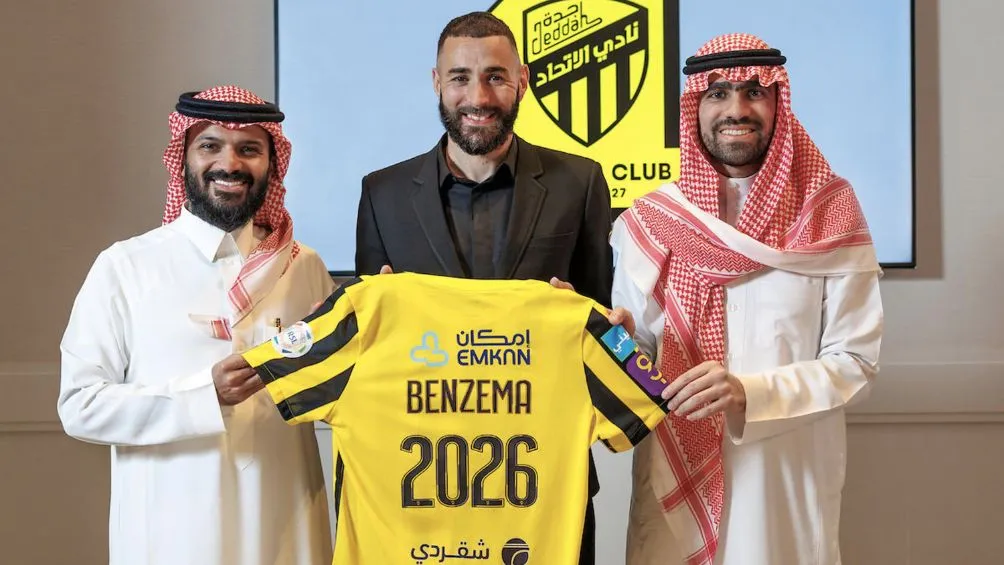 Karim Benzema siendo presentado con el Al-Ittihad