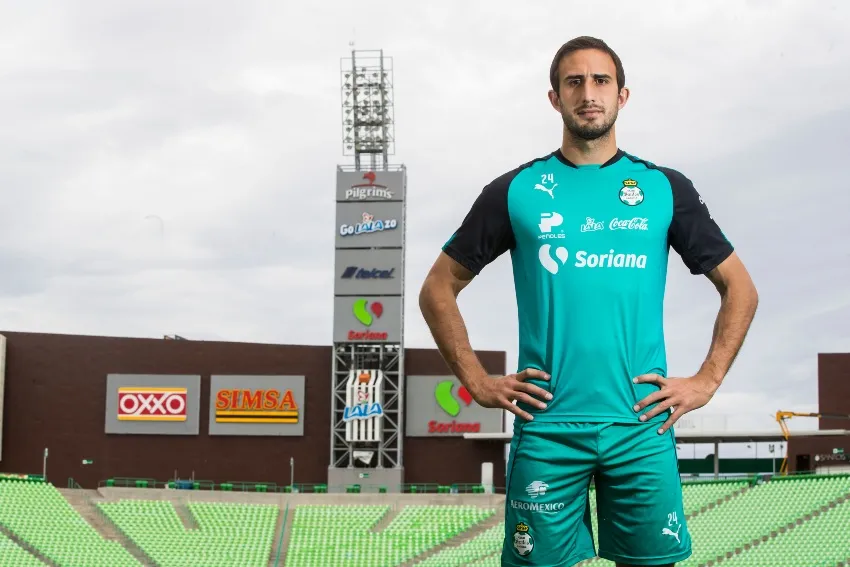 ARCHIVO RÉCORD Carlos Izquierdoz en su primera etapa como jugador de Santos