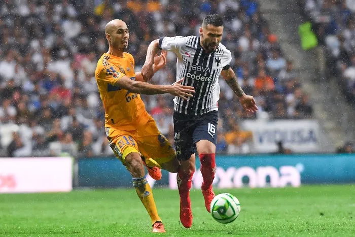 Celso Ortíz en un partido con Rayados