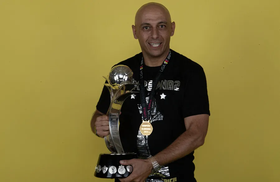 Villacampa con el trofeo de campeón