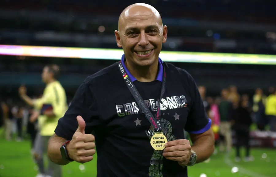 El técnico español con su medalla