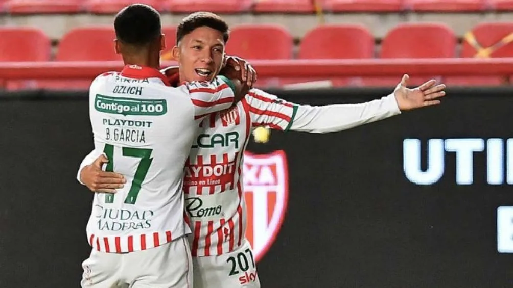 Necaxa durante un juego en su estadio