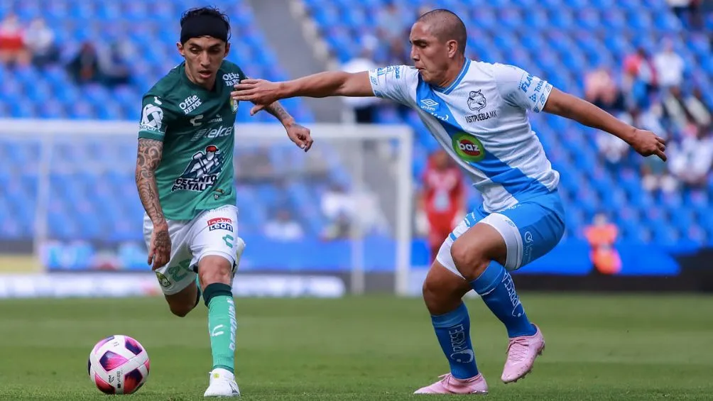 Fernández en un partido contra el Puebla defendiendo los colores de León
