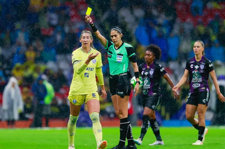 La defensora azulcrema es amonestada