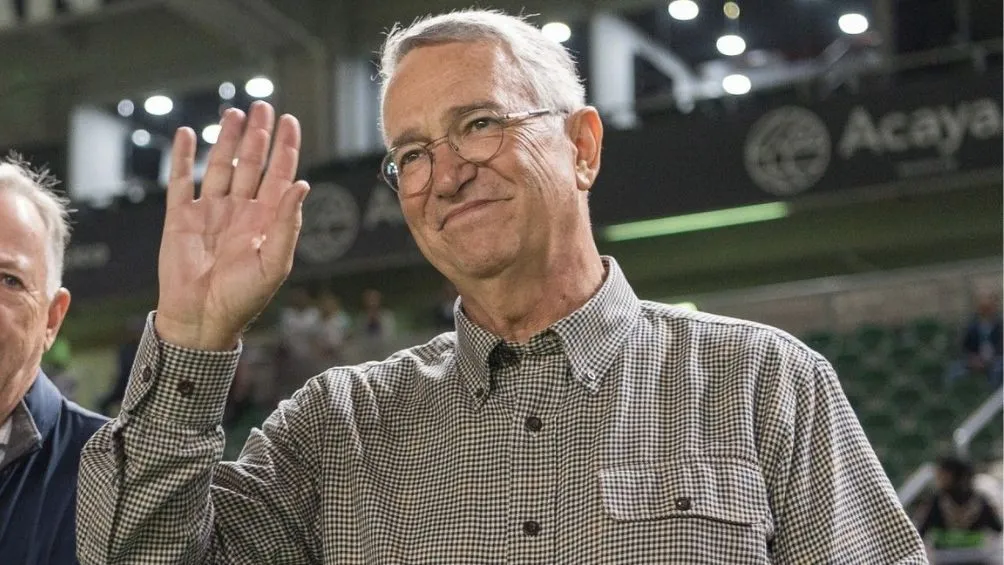 Ricardo Salinas Pliego en el estadio de Mazatlán