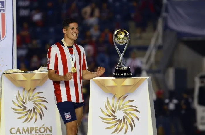 El Tepa con el trofeo de Campeón de Campeones