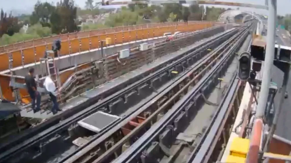 FOTO TOMADA DEL VIDEO Los dos trabajadores se aprestan a cruzar