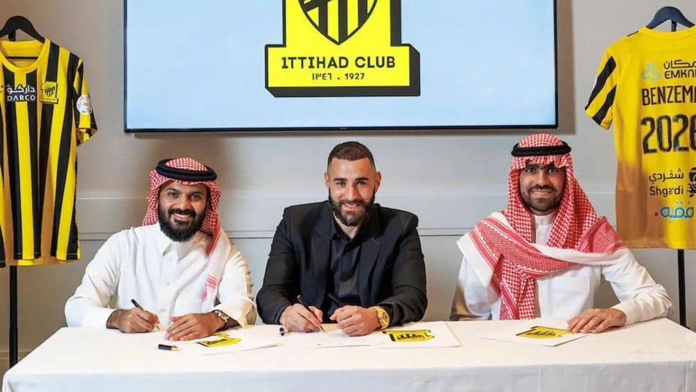 Benzema siguió los pasos de CR7 en el futbol árabe