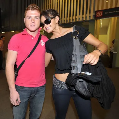 Saúl Álvarez y Marisol González en el aeropuerto