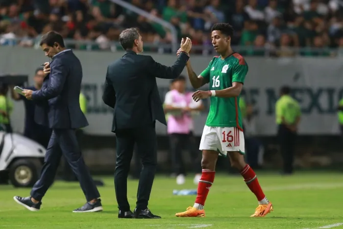 Cocca da la mano a Ozziel Herrera