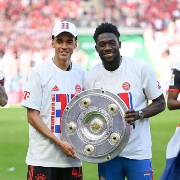 Alphonso Davies posa con Musiala tras ser campeones