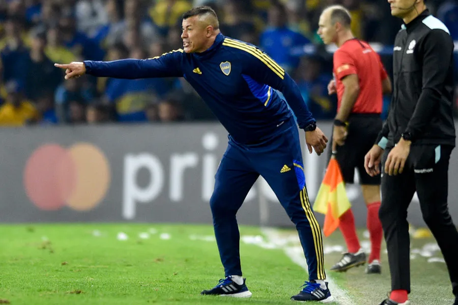 AP Jorge Almirón da indicaciones a sus jugadores