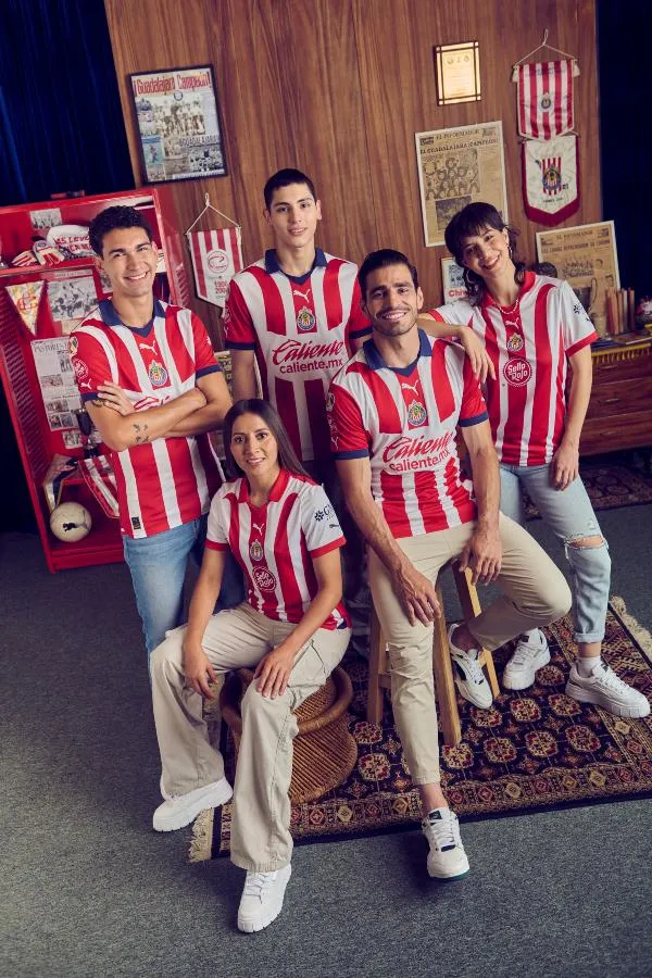 Jugadores y jugadoras portan el nuevo jersey rojiblanco