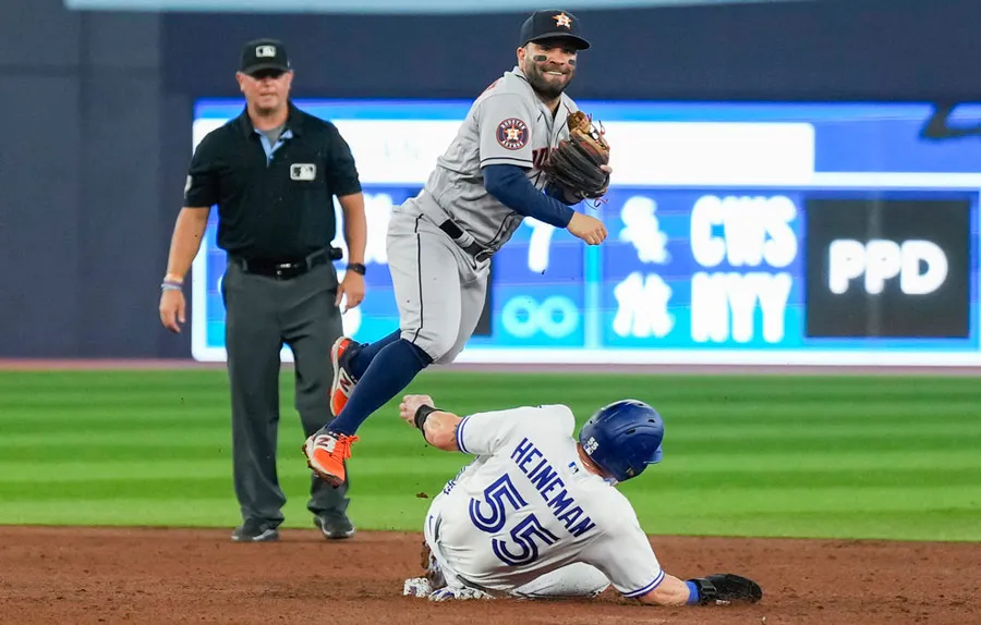 José Altuve tira para doble play tras poner out a Tyker Heinemann