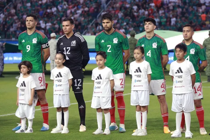 Néstor Araujo en la ceremonia de los himnos