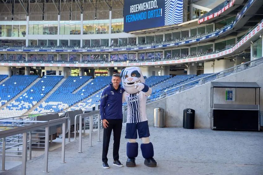 Tano Ortiz en su presentación con Rayados