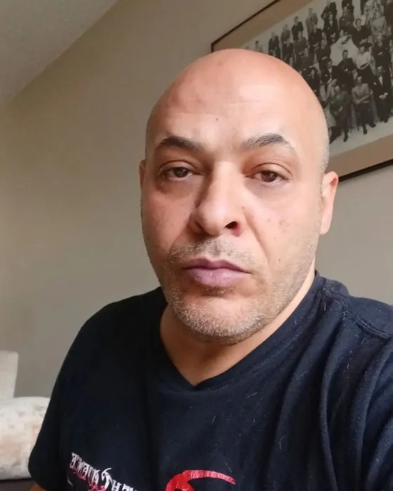 INSTAGRAM @mike_batayeh Mike Batayeh posa para su Instagram