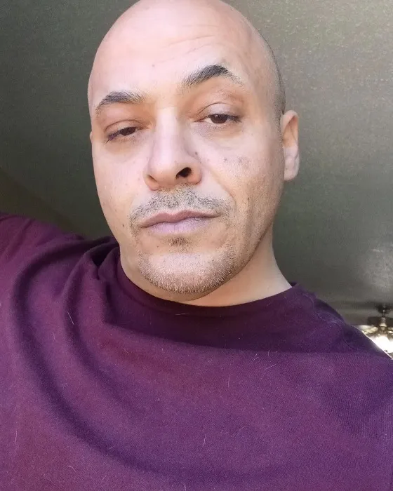 INSTAGRAM @mike_batayeh Mike Batayeh posa para su Instagram