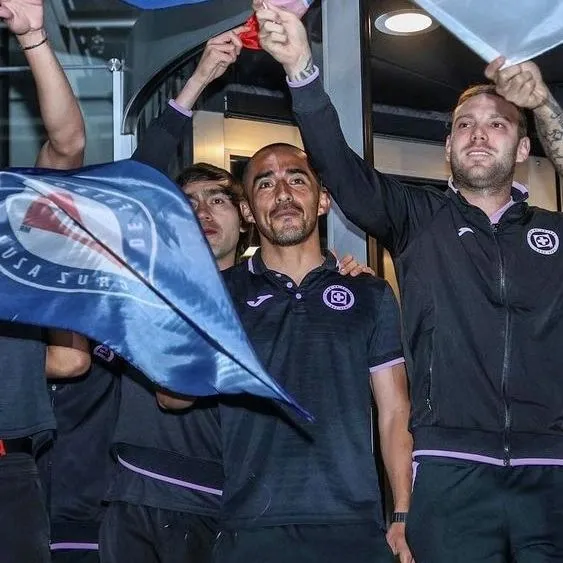 INSTAGRAM: @rafabacajr Rafael Baca en una serenata con Cruz Azul