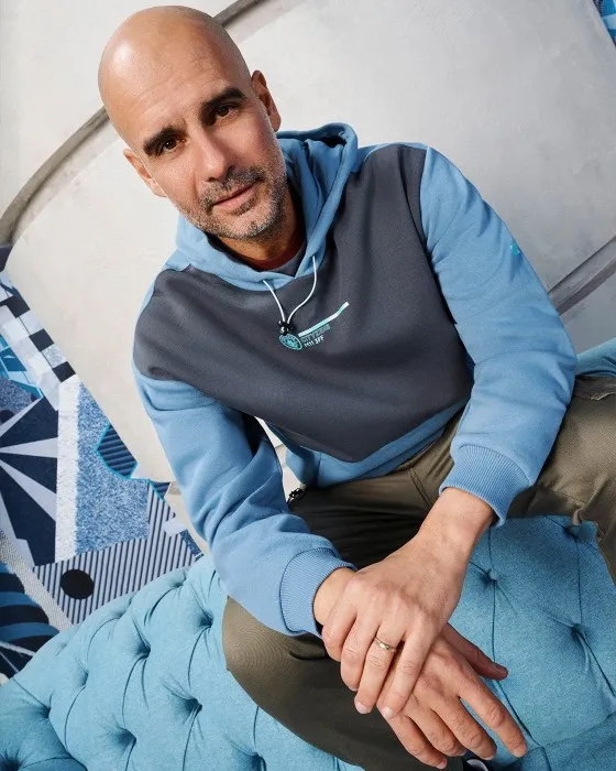 Pep Guardiola posa en una foto