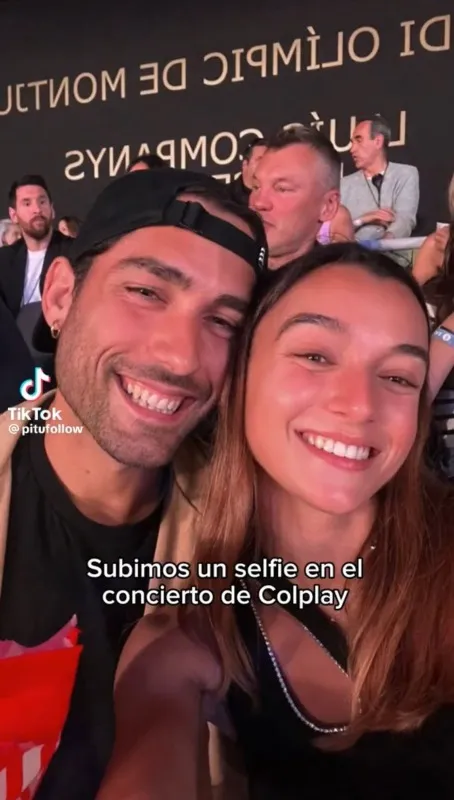 Selfie de pareja con Messi atrás