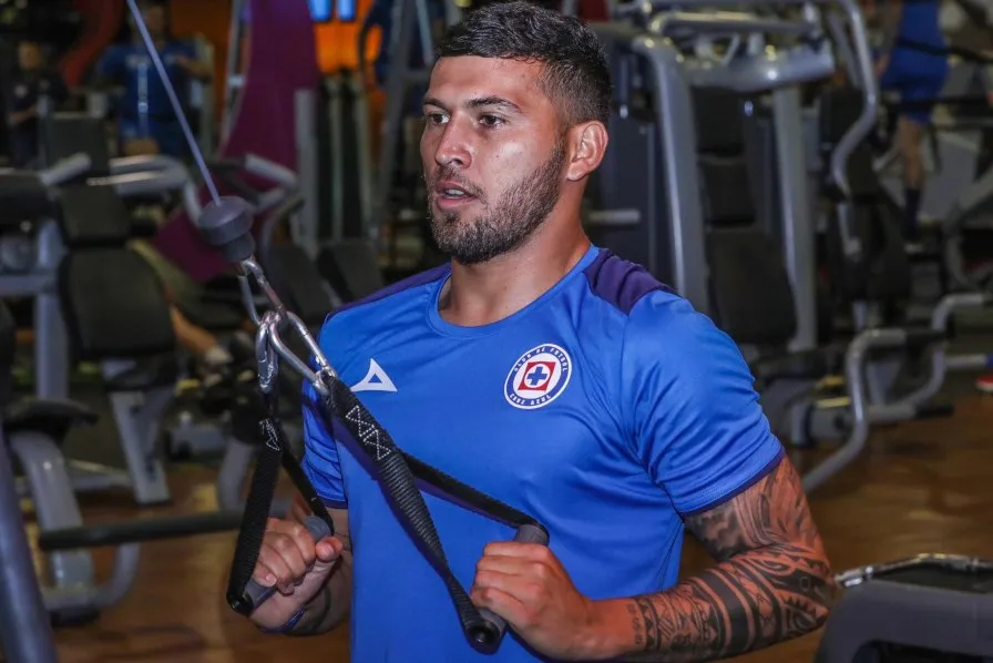 TWITTER: @CruzAzul Juan Escobar en pretemporada con Cruz Azul