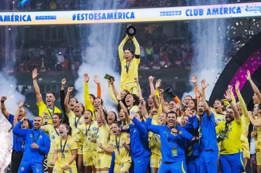 América Femenil festejando el título
