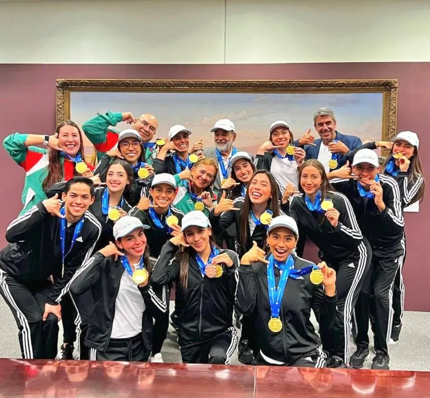 Equipo de Natación tras su éxito en competiciones de Egipto