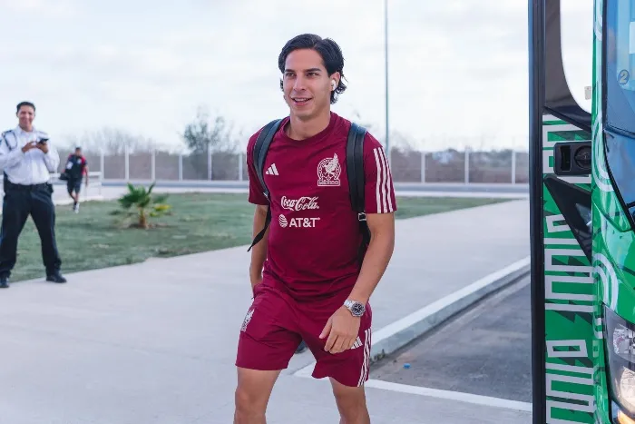 MEXSPORT Diego Lainez llegando al partido entre México y Guatemala