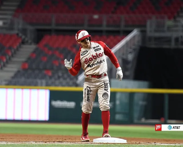 Jesús Fabela celebrando un hit productor