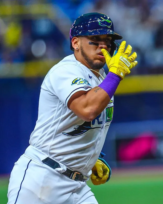 Isaac Paredes celebrando uno de sus cuadrangulares